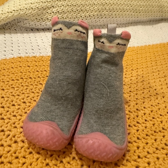 Tickle Toes size 12 months slippers socks in good used condition - Picture 1 of 5
